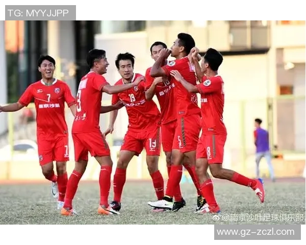 绿茵巨星亲临现场为球迷签名互动点燃全场热情 绿茵巨星亲临现场为球迷签名互动点燃全场热情